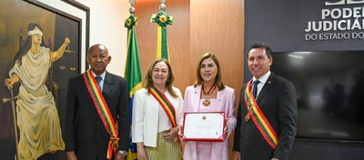 Reitora recebe honraria do TJ-AC e assina acordo para evento nacional